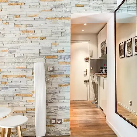 Historical Louvre Area Apartment