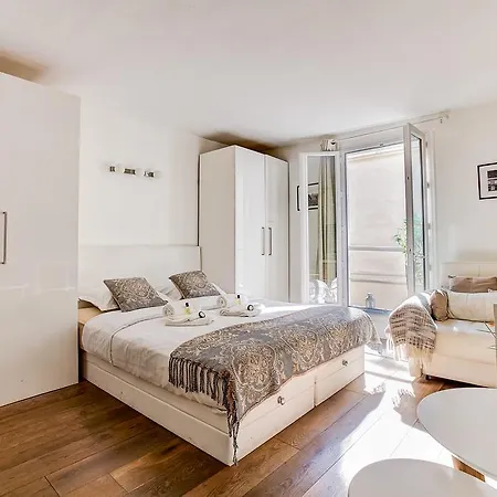 Historical Louvre Area Apartment *